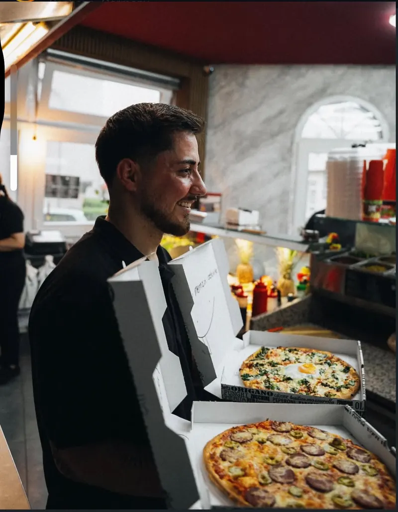 Pizza in Lieferboxen bereit zum Mitnehmen
