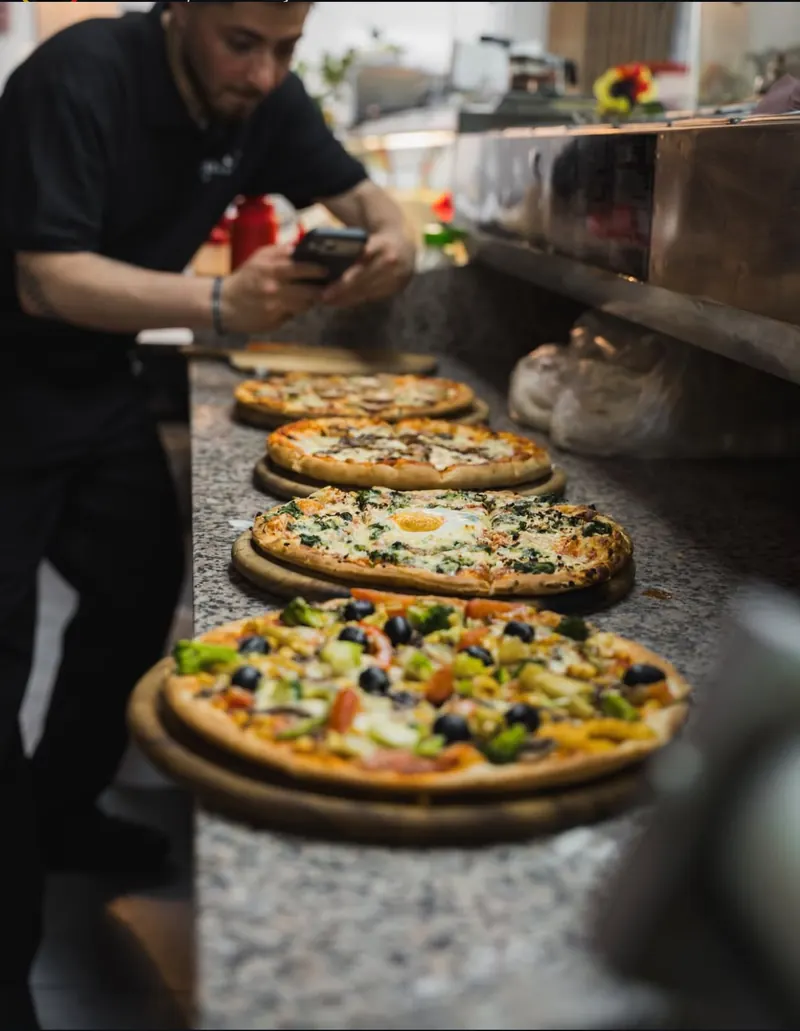 Verschiedene Pizzen frisch aus dem Ofen